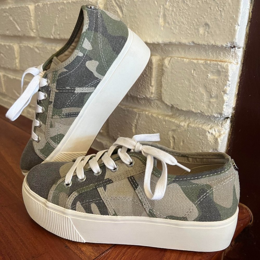 NEW Steve Madden Emmi platform shoes Camo. Womens Size 7 US